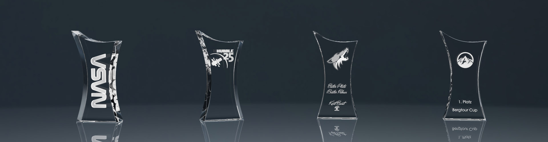 Vier Glaspokale Trophy Cross mit Lasergravur
