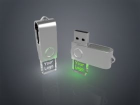 Zwei USB Sticks Twini aus Glas mit Metallbügel und Gravur